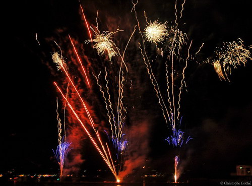 Cliquez pour agrandir. Clich de feu d'artifice clturant la Fte Mdivale 2008 du Bourget-du-Lac - Depuis la plage municipale - Photo  Christophe Gothi