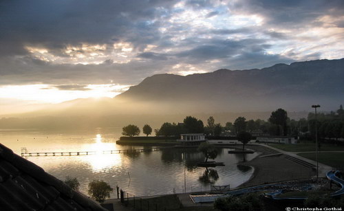 Cliquez pour agrandir - Clich lever de soleil sur le Revard - Pris au matin du 11 juin 2008   - Depuis la plage municipale - Photo  Christophe Gothi