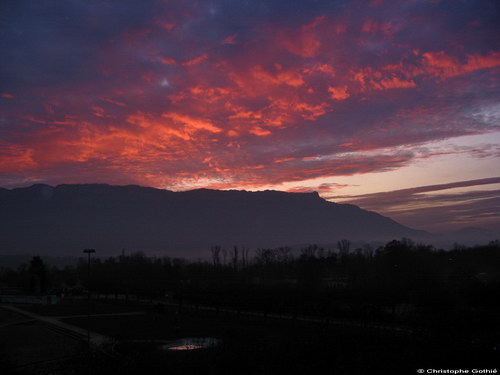 Cliquez pour agrandir- Lever de soleil au dessus de la Croix du Nivolet, le 20 novembre 2009 - Photo  Christophe Gothi