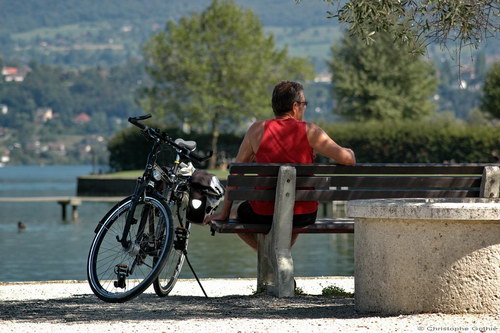 Cliquez pour agrandir - Un cycliste contemplatif... - Pris sur le port des Mouettes le 8 septembre 2009 - Photo  Christophe Gothi